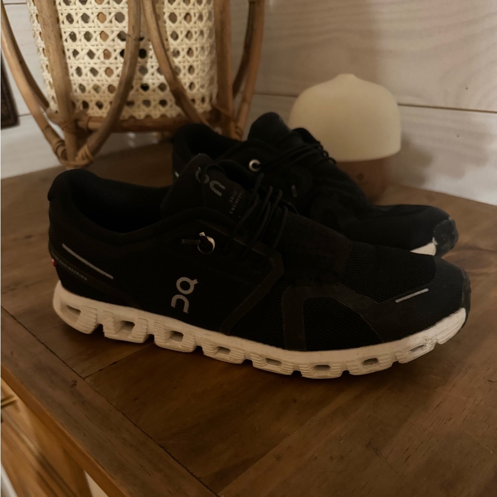On cloud tenni shoes- worn twice